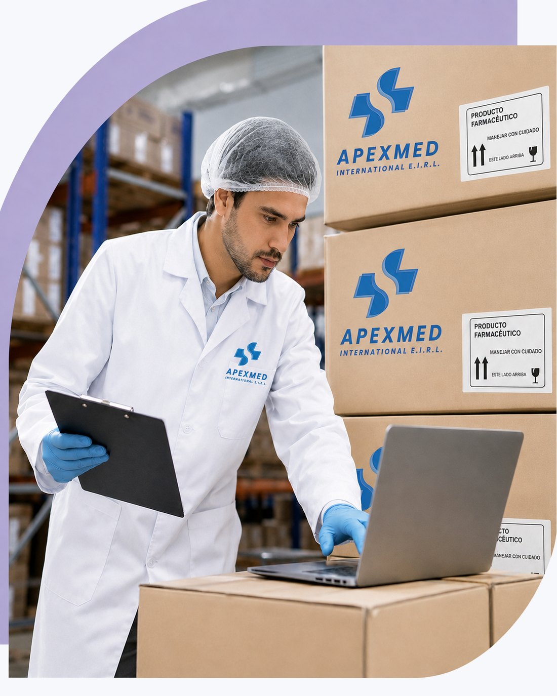 Personal de APEXMED INTERNATIONAL revisando el inventario en el almacén, junto a cajas de producto farmacéutico